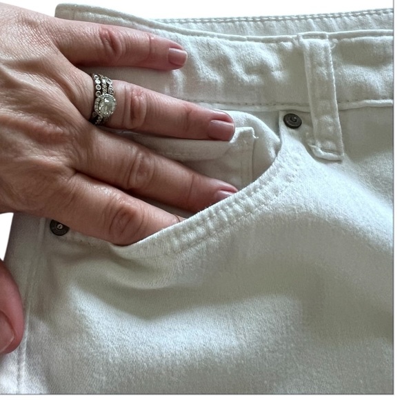 Chicos So Slimming Frayed Shorts in White size 10 - Picture 6 of 14